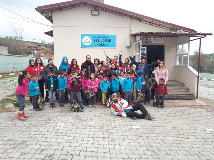 Üniversite Öğrencileri Giysi Ve Oyuncak Yardımı Yaptı