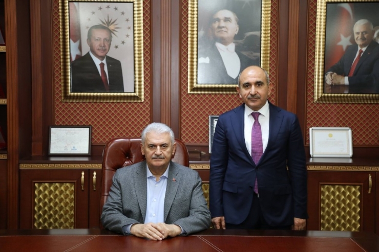 Başbakan Yıldırım, Valilik Ve Belediyeyi Ziyaret Etti