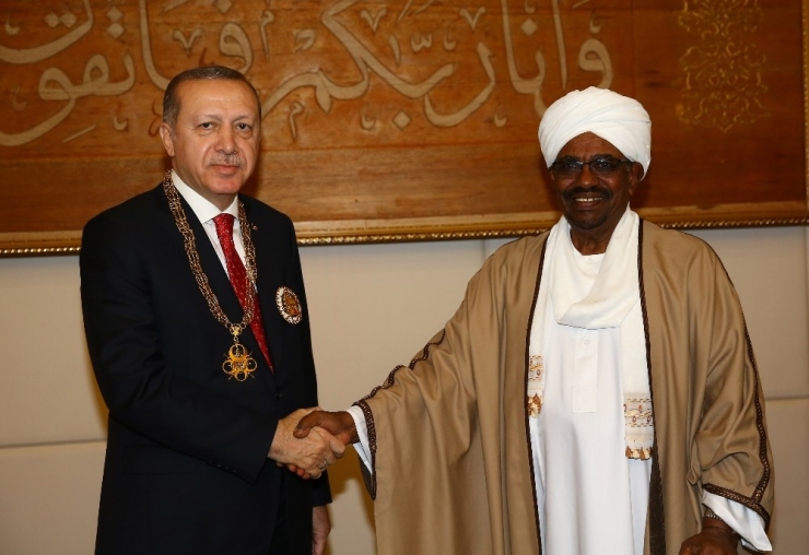 Cumhurbaşkanı Erdoğan’a Yüksek Devlet Nişanı Takdim Edildi