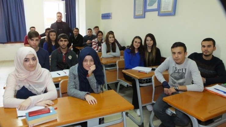 Ücretsiz Üniversiteye Hazırlık Kursları İlgi Gördü