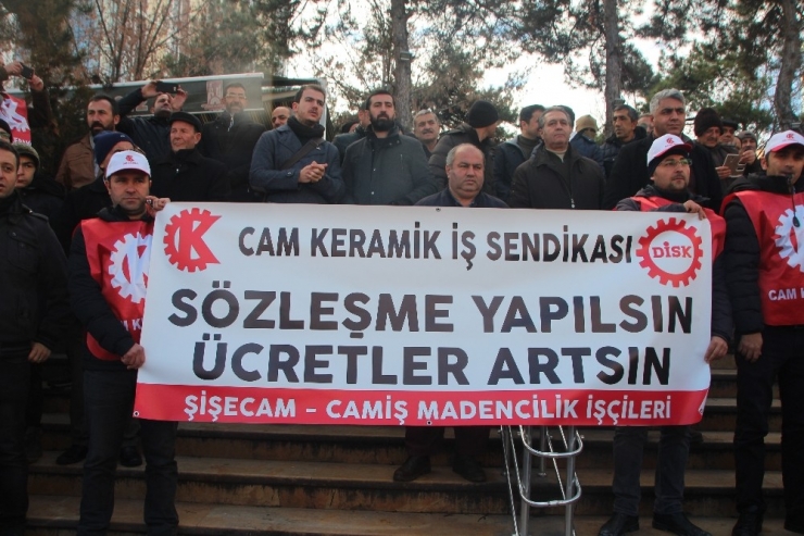 Fabrika İşçileri Aileleriyle Beraber Eylem Yaptı