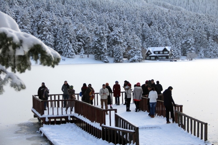 Gölcük Tabiat Parkı’ndaki Göl Buz Tuttu