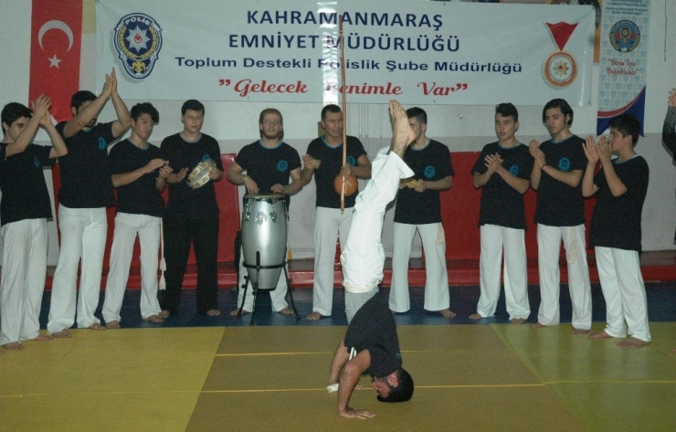 Dans Ederek Kendilerini Savunmayı Öğreniyorlar