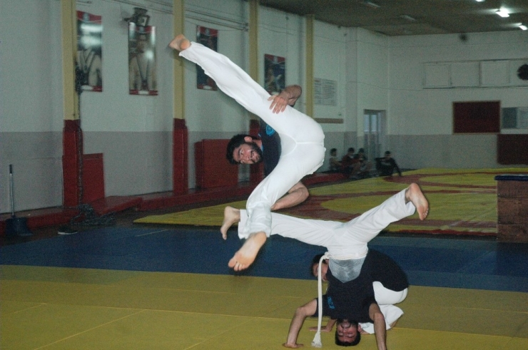 Dans Ederek Kendilerini Savunmayı Öğreniyorlar