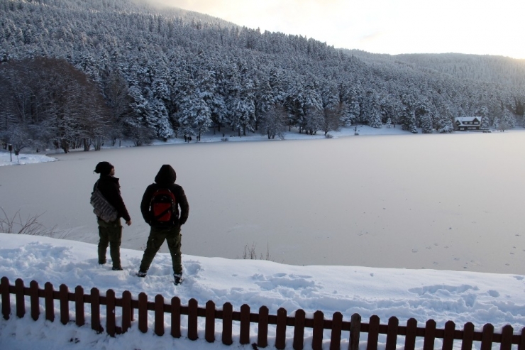 Gölcük Tabiat Parkı’ndaki Göl Buz Tuttu