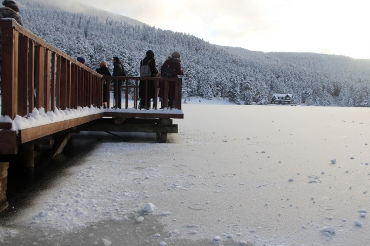 Gölcük Tabiat Parkı’ndaki Göl Buz Tuttu