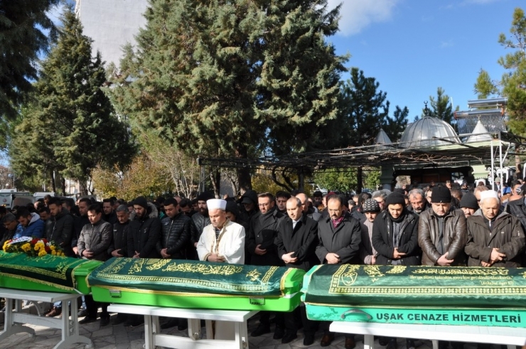 Uşak’ta Yaşanan Aile Faciasında Ölenler Defnedildi