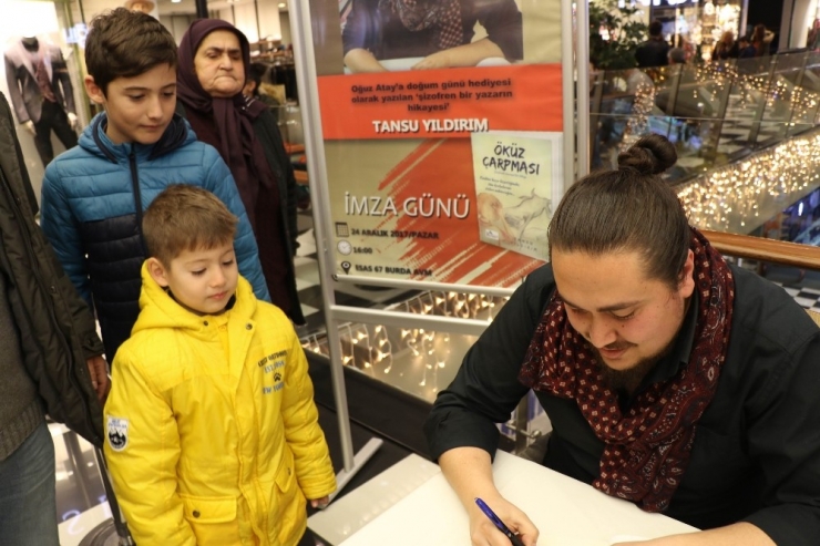 Tansu Yıldırım, Hayranları İçin İmzaladı