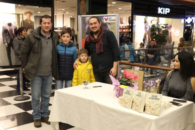 Tansu Yıldırım, Hayranları İçin İmzaladı