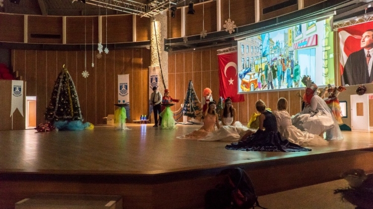 3-6 Yaş Tiyatro Gösterisinde Öğrenci Velileri Ve Öğretmenleri Sahne Aldı