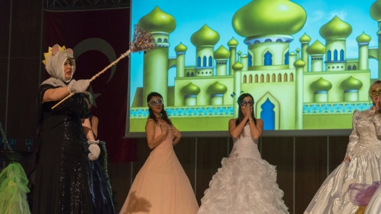 3-6 Yaş Tiyatro Gösterisinde Öğrenci Velileri Ve Öğretmenleri Sahne Aldı