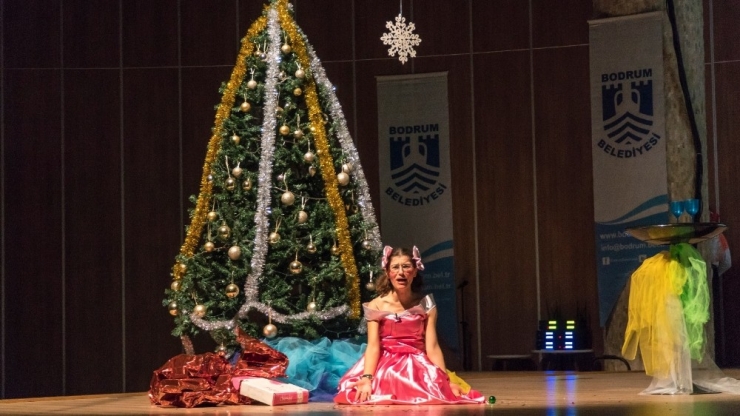 3-6 Yaş Tiyatro Gösterisinde Öğrenci Velileri Ve Öğretmenleri Sahne Aldı