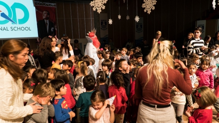 3-6 Yaş Tiyatro Gösterisinde Öğrenci Velileri Ve Öğretmenleri Sahne Aldı