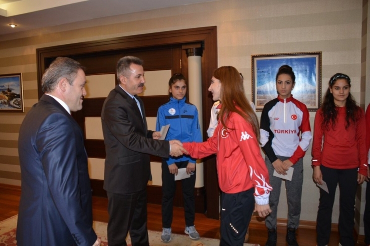Ağrı Valisi Elban Sporcuları Ödüllendirdi