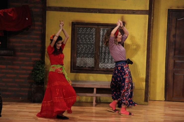 Gündüz Adliyede, Akşam Da Sahnede Söz Sahibiler