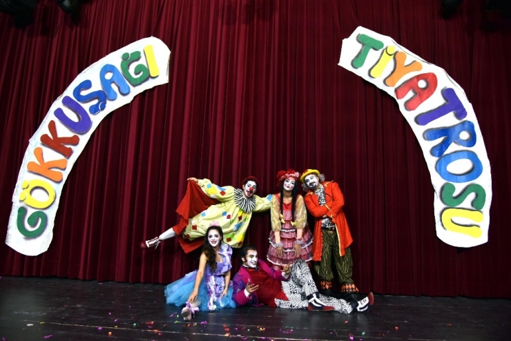 Öğrenciler İlk Kez Tiyatro İle Buluştu