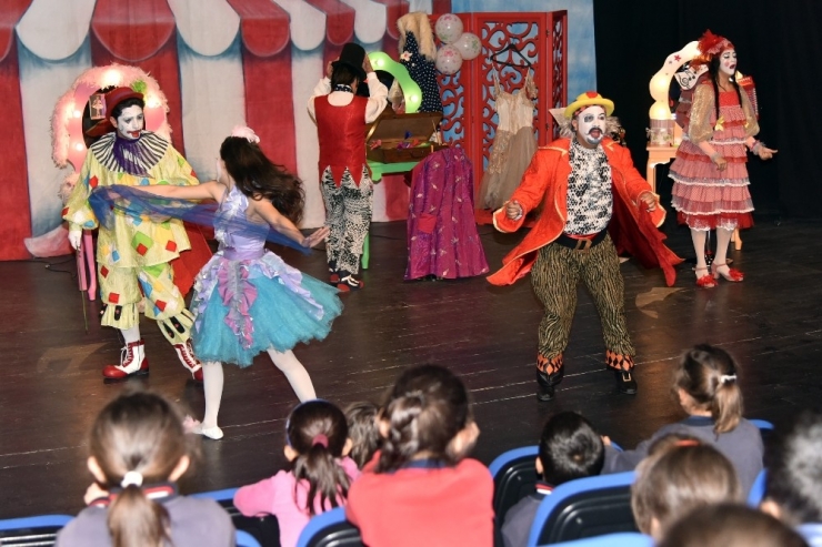 Öğrenciler İlk Kez Tiyatro İle Buluştu