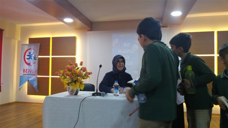 Öğretmen, Öğrenci Ve Veliler Ünlü Yazarlarla Buluşmaya Devam Ediyor