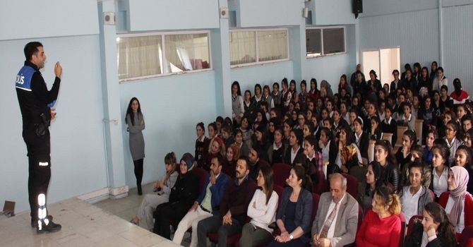 Hakkarili Öğrencilere Polislik Mesleği Anlatıldı