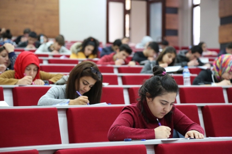 Üniversite Adaylarına Yks Tatbikatı