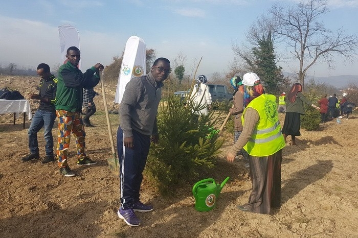Kyk’da Kalan Öğrenciler Fidanları Toprakla Buluşturdu