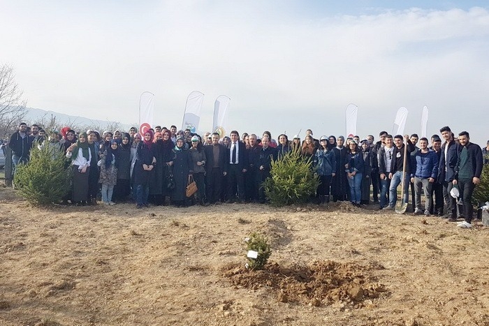 Kyk’da Kalan Öğrenciler Fidanları Toprakla Buluşturdu