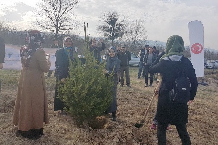 Kyk’da Kalan Öğrenciler Fidanları Toprakla Buluşturdu