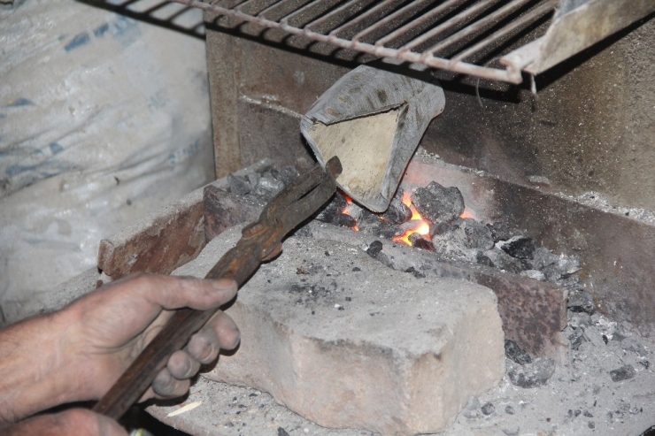 Usta Elde Kirli Boynuzlar Temiz Taraklara Dönüşüyor