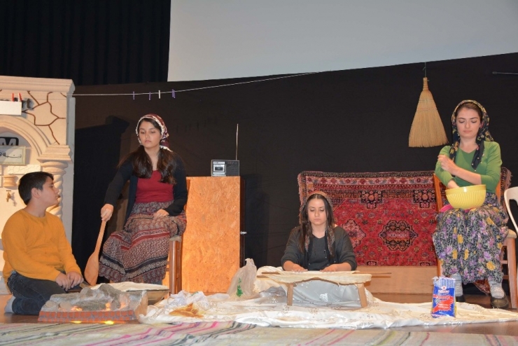 “Köyde Seçim Var” Tiyatro Oyunu Beğeni Topladı