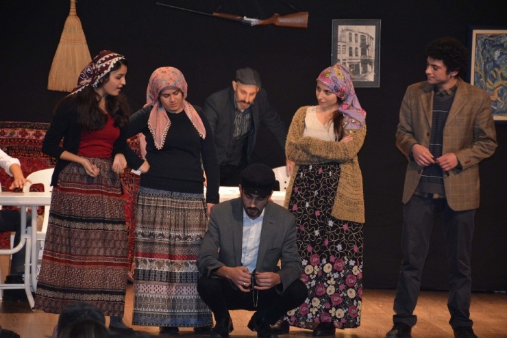 “Köyde Seçim Var” Tiyatro Oyunu Beğeni Topladı