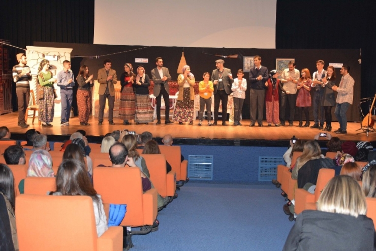 “Köyde Seçim Var” Tiyatro Oyunu Beğeni Topladı