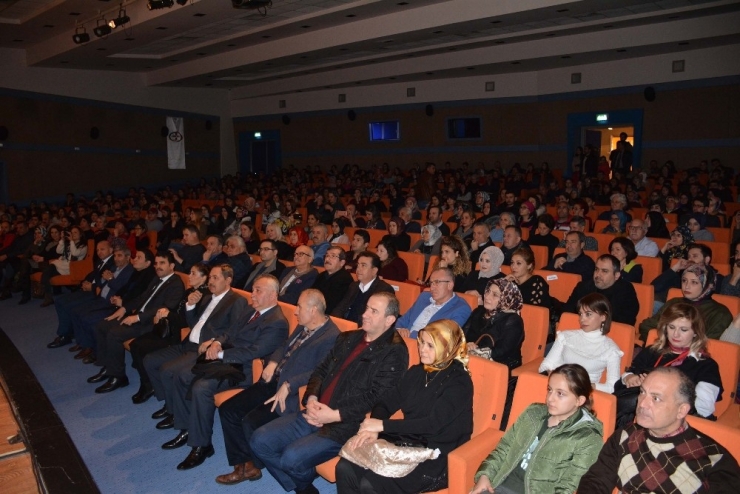 “Köyde Seçim Var” Tiyatro Oyunu Beğeni Topladı