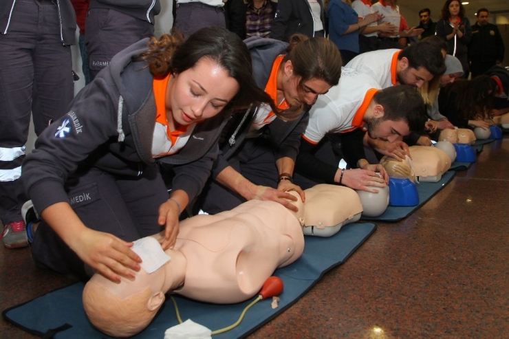 İzmir Ekonomili Paramedikler Hayat Kurtarıyor