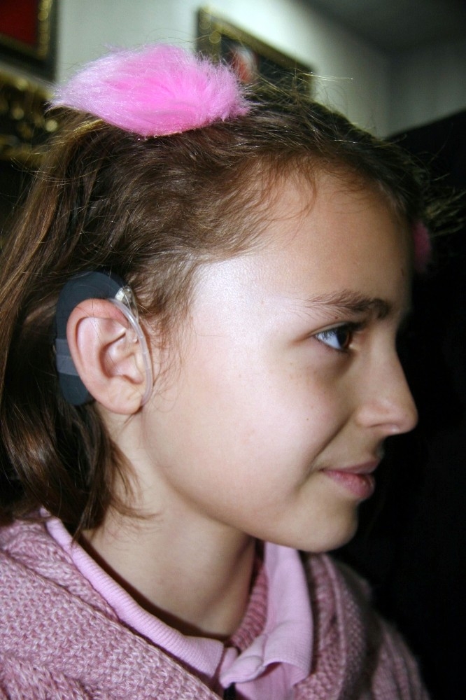 İşitme Engelli Küçük Kız İşitme Cihazına Doğum Gününde Kavuştu