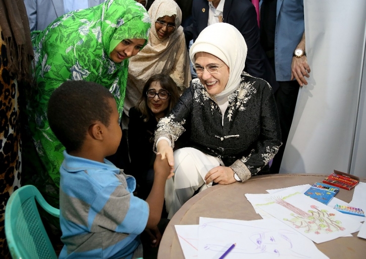 Emine Erdoğan, Sudan’da Tika Ebe Eğitim Merkezi’ni Ziyaret Etti