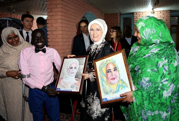 Emine Erdoğan, Sudan’da Tika Ebe Eğitim Merkezi’ni Ziyaret Etti