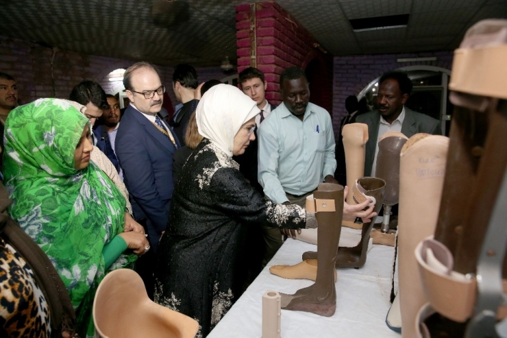 Emine Erdoğan, Sudan’da Tika Ebe Eğitim Merkezi’ni Ziyaret Etti