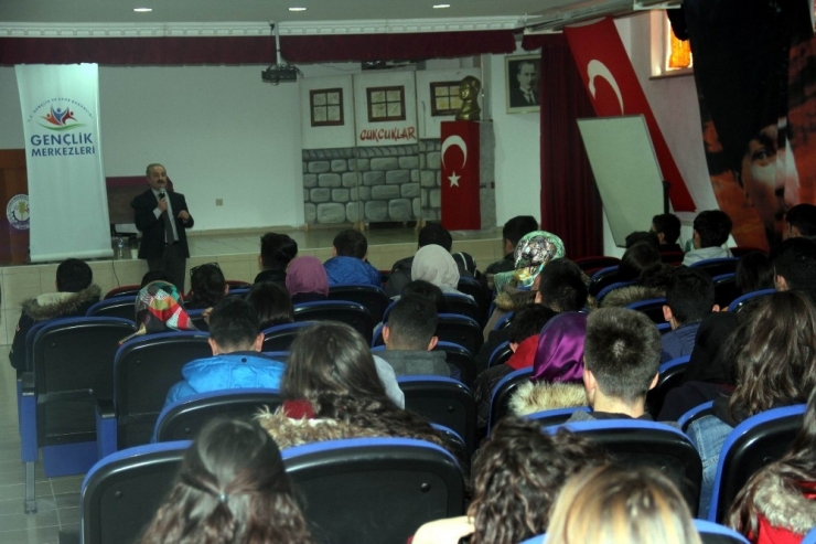 Gençlere Bağımlılıkla Mücadele Konusunda Seminer Verildi