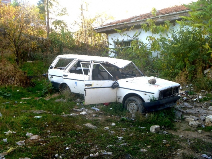 Başıboş Arazilere Bırakılan Hurda Araçlar Çevre Kirliliğine Yol Açıyor
