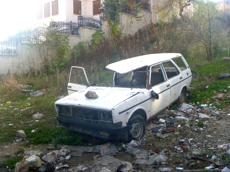 Başıboş Arazilere Bırakılan Hurda Araçlar Çevre Kirliliğine Yol Açıyor