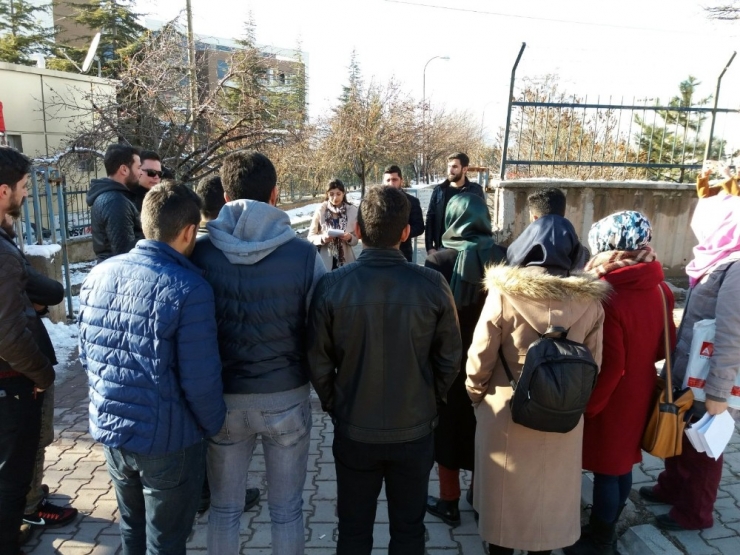 Bae Dışişleri Bakanı’na Tepkiler