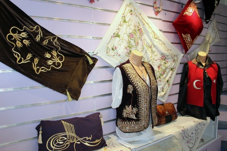 Asırlık Motiflerle Ekonomiye Katkı Sağlıyorlar