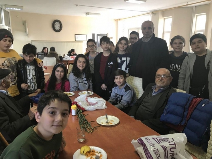 Öğrenciler Huzurevi Sakinlerini Unutmadı