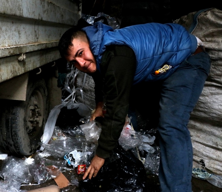 Geri Dönüşüm İşçilerine Fotoğrafı Sevdirdi