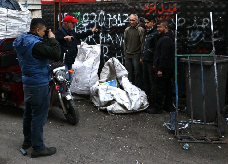 Geri Dönüşüm İşçilerine Fotoğrafı Sevdirdi