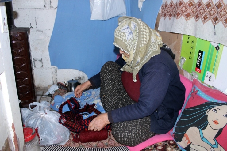 Yaşlı Kadın 2 Metrekarelik Odunlukta Yaşam Savaşı Veriyor