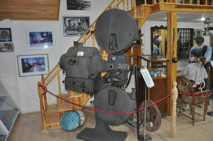 Geçmiş Dönemlere Ait 5 Bine Yakın Eşyayla Sergi Salonu Kurdular