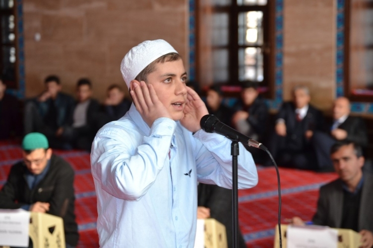 Ahlat’ta “Genç Bilaller Ezanı Güzel Okuma” Yarışması