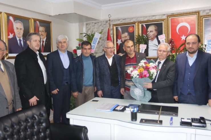 Ak Parti’li Vekiller Akhisar’da Partililerle Buluştu