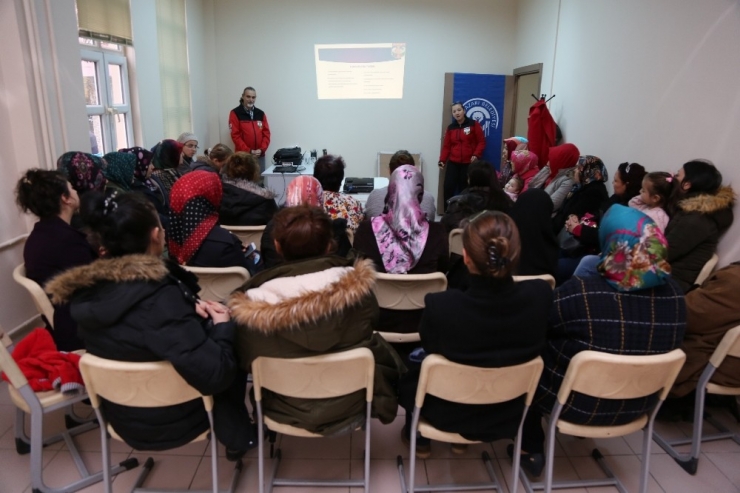 Akut Ev Kazalarına Karşı Kadınları Bilgilendirdi